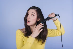 10 erros comuns ao usar a prancha de cabelo e como evitá-los