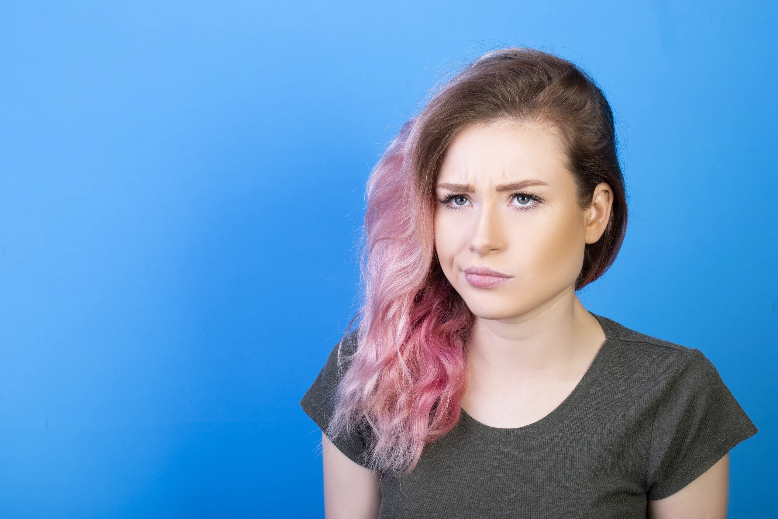 Cabelo desbotado? Descubra o que pode estar por trás da perda de cor!